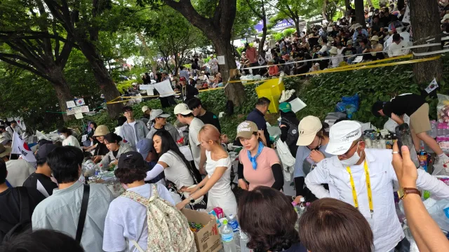 여기저기 나눔이 가득하다.
아이들에게 햄버거도 주고 김밥도 준다.
더위에 지친 사람들에게 계속 물도 준다.
어디서 났냐니까 여기저기서 못오는 사