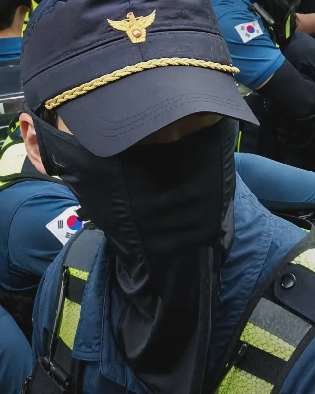 웃기네!
민중의 지팡이라더니ᆢ
 백골단도 얼굴은 공개했는데 민주화 시대에 공안이세요,? #움짤
경찰이 공안에 하청줬나?

서울 잠실 실시간 ..
