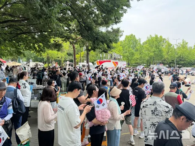 '잠실 개표소 시위' 열흘째… 600명 모여 "부정선거 재선거" 구호

[서울=뉴시스]이다솜 기자 = 6·3 지방선거 투표용지 부족 사태를 규탄