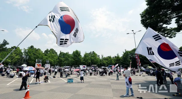 열흘째 이어지는 잠실 개표소 시위

[서울=뉴시스] 박주성 기자 = 제9회 전국동시지방선거 투표용지 부족 사태에 항의하며 개표소 봉쇄 시위를 이
