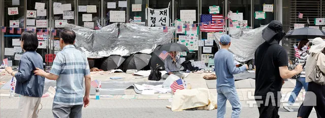 열흘째 이어지는 잠실 개표소 시위

[서울=뉴시스] 박주성 기자 = 제9회 전국동시지방선거 투표용지 부족 사태에 항의하며 개표소 봉쇄 시위를 이