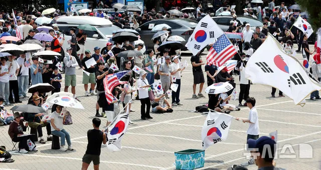 '잠실 개표소 시위' 열흘째, 구호 외치는 시민들

[서울=뉴시스] 박주성 기자 = 제9회 전국동시지방선거 투표용지 부족 사태에 항의하며 개표소