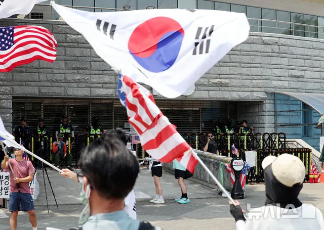 열흘째 이어지는 잠실 개표소 시위

[서울=뉴시스] 박주성 기자 = 제9회 전국동시지방선거 투표용지 부족 사태에 항의하며 개표소 봉쇄 시위를 이