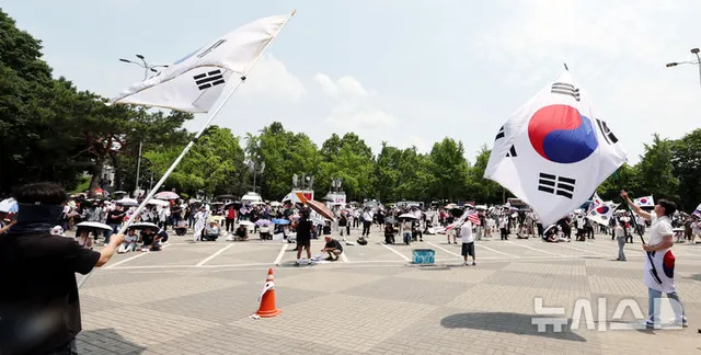 '잠실 개표소 시위' 열흘째, 구호 외치는 시민들

[서울=뉴시스] 박주성 기자 = 제9회 전국동시지방선거 투표용지 부족 사태에 항의하며 개표소