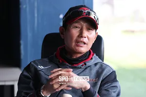 멀티이닝이 3명인데 리오스는 쉬고 김진성 손주영은 대기…염경엽 감독...

[스포티비뉴스=잠실, 신원철 기자] 13일 경기를 불펜게임으로 치른 