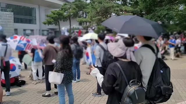 잠실 개표소 집회 열흘째..."부정선거 재선거"

서울 잠실 개표소 봉쇄 시위가 열흘째 계속되고 있습니다.휴일에도 집회 참가자들은 개표소를 둘러