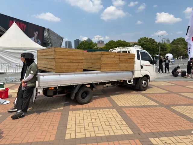 스친이들 현재 올공 상황이래 !! 

지금 올공 2-4쪽 무대? 같은거 설치하려 하나봐
해산 가능한 집회 만들려고 명분 만드는걸까?

출처는 h