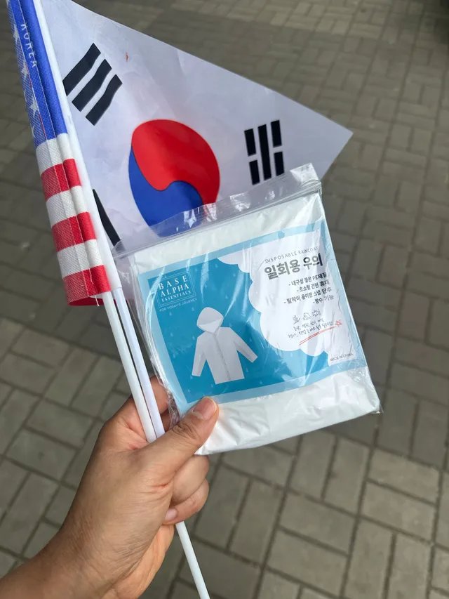 곧 소나기 온다고 우비 준비해서 나눠주는거 실화…? 진짜 청년들 너무 똑똑하고 대단하다 멋지다!!!!!!