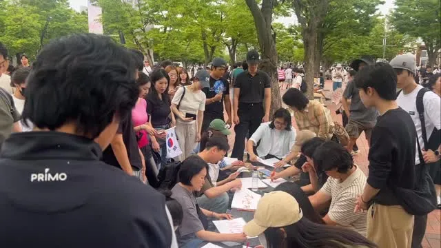 6.6 현충일
어제랑 비교도 안되게 사람들이 모임
팸미로 겨울에왔을때도 몇만명이였는데..

역을 나오자마자 사람들 바글바글
이모습이 준동하는모습