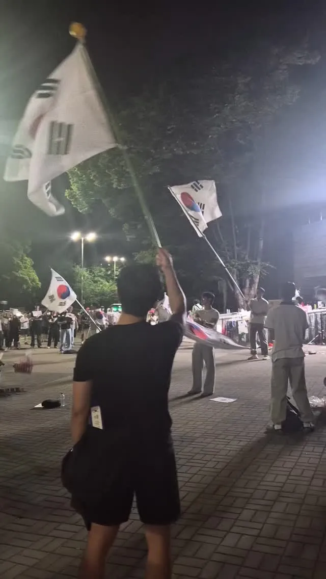 어제밤에 갔다가 새벽 4시경 평택 도착!

한곳에서 구호 문제로 다툼있는거 봤지만 
금새 마무리 되었고,
사이버트럭? 스레드에서 보다가 난 처음