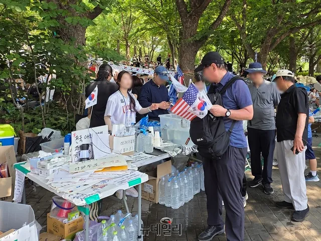 30도 더위에도 '잠실개표소' 지킨 봉사자들 "시민에게 도움 되고자 나왔...

14일 오후 서울 올림픽공원 잠실개표소 앞은 무더운 날씨에도 자