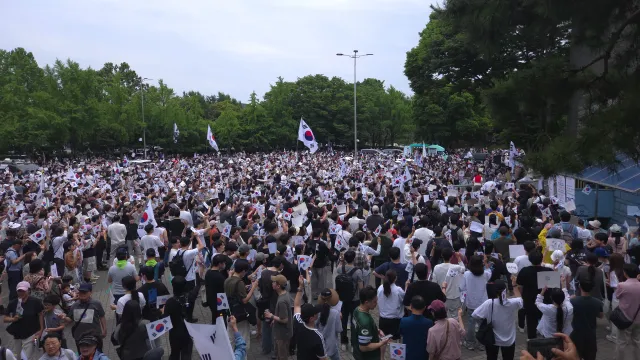 아래 사진은 지난 6월7일 일요일 사진입니다.

오늘도 올림픽공원 다녀왔는데 사람이 많이 줄었네요.
앞이 텅 비어있네요. 지난주엔 꽉꽉 채워졌었