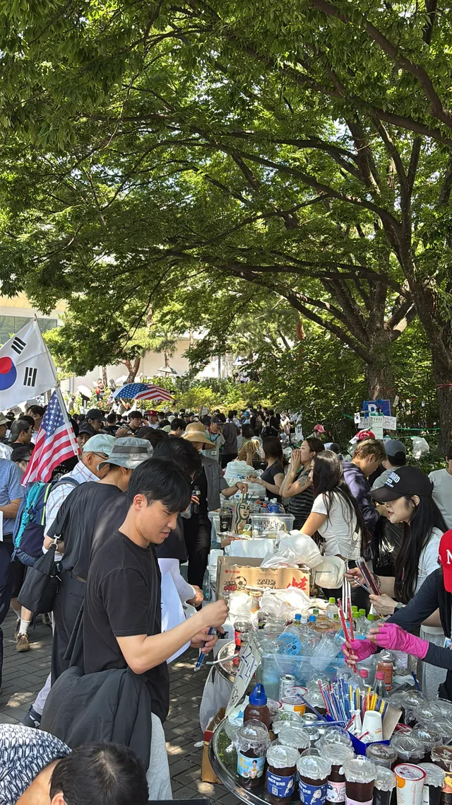 매일 뷰티 글로코스 챙겨봐주시는 분들께 죄송합니다. 

지금 뷰티뉴스 올릴 때가 아닌 것 같네요
갑자기 생긴 올림픽공원 외부일정(?)을 잘 마치