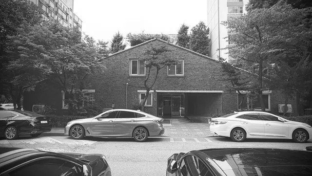 올공 가는 길에
그때 그 일이 있던 곳에 다시 와봤다.

주차장 초입에 들어서자마자
심장이 또 뛰기 시작했다.

그날 경찰 1천 명이 버글거리던