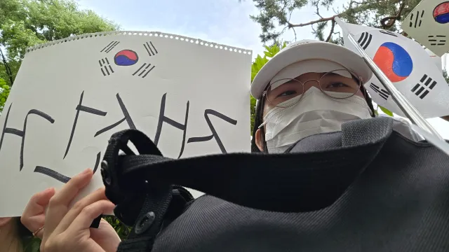 하얀색 나이키 모자에 빨강색 아디다스 신발 신은 내향인과 같이 다녀주실 분 찾습니다ㅠㅠ 일회용마스크와 쿨링티슈 2개와 작은 젤리 있어용 ! 
저
