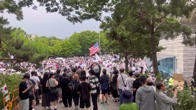 오후 4시 상황입니다 너무 답답하고 화나서 참석했는데 많은 시민들이 함께 외쳐주셔서 너무 감동받고 갑니다… 일찍 가지만… 또 오겠습니다ㅎㅎ 
부