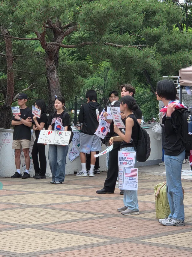 기본구호는 "부정선거 재선거 당일투표 수개표"

올림픽공원 2-5 구역에서만
"한미공조 국제수사 부정선거 원천무효"를 외치고 있음. 사진은 2-