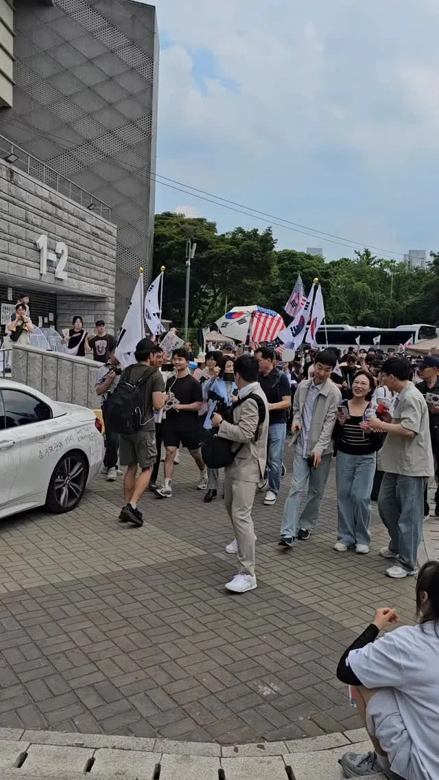 6/14(일) 오후 3:35쯤 이진숙님을 실제로 뵀는데 진짜 카리스마 넘치시고 멋지신 분👍👍
마지막 영상은 오후 4:45분쯤에 찍은 올공 현