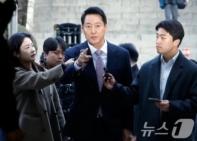 국민의힘의 분열이 가속화되고 있습니다.

오세훈 시장이 서울시장 사퇴를 거부하자 국민의힘이 선거무효소송을 제기한 겁니다.

선거가 무효화될 경우