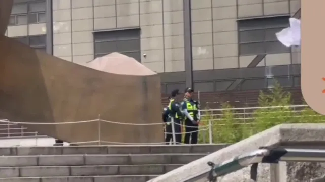올림픽 공원 극우세력의 실체!

경찰관들도 시민들의 안전을 위해서 힘써주고 계시고 

햇빛 밑에서 고생하시는걸 또 알고 그늘막들고 오는 우리 청