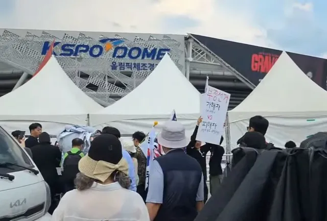 무대 설치 하지 마라 
뭐하노...
