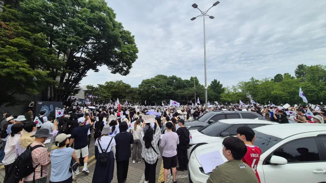 이건 뭐랄까 진짜 신기하다
남녀노소 이렇게 평화롭게 나들이처럼
기본권리를 위해 모이다니
역사책에서 배운 망국의 위기마다
의병이 활약한 이야기들이