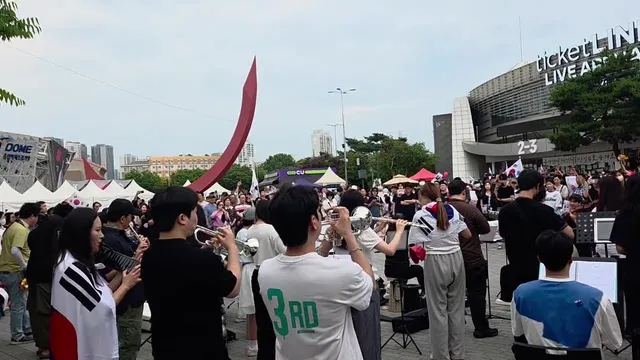 애국 능력자분들이 하나둘 모여
오케스트라가 됐습니다