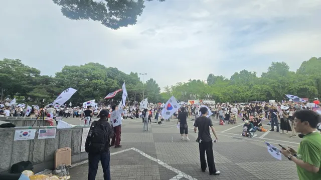 1-3... 그곳엔 도대체 뭐가있길래 이렇게 집착을 하는것인가?

별 일이 저기서 다 생기네 

무대 만들지말랬더니 대형 태극기로 하나 둘 모여
