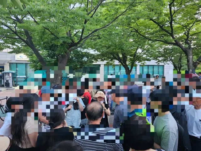 이분 뭔데 여기서 마이크 잡고 싸우고 있음?
도착하자마자 이것부터 보네ㅡㅡ