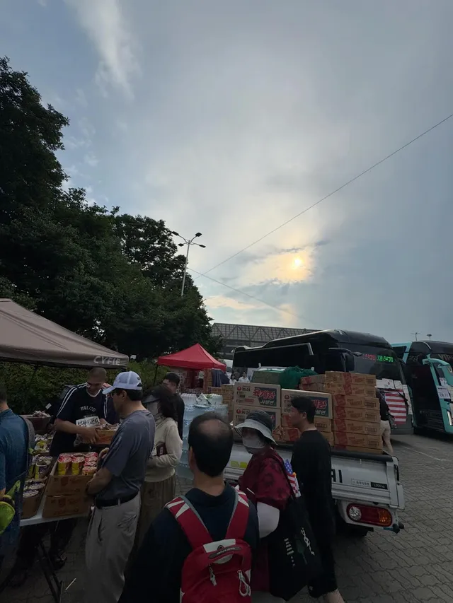 라면 드시는분들 잔반 남기지 말아주세요.
다들 열심히 준비해주신건데 국물도 남기고 면도 다 버리셔서 치우기 힘들어하십니다 ㅠㅠ