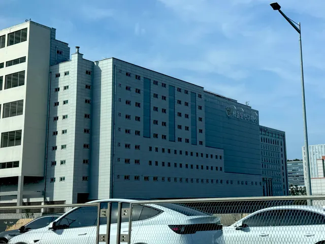 올공 오가는 길에 동부 간선도로 타면 보이는
김용현 장관님 계신 동부 구치소ㅠㅠ

장관님 힘내세요ㅠㅠ