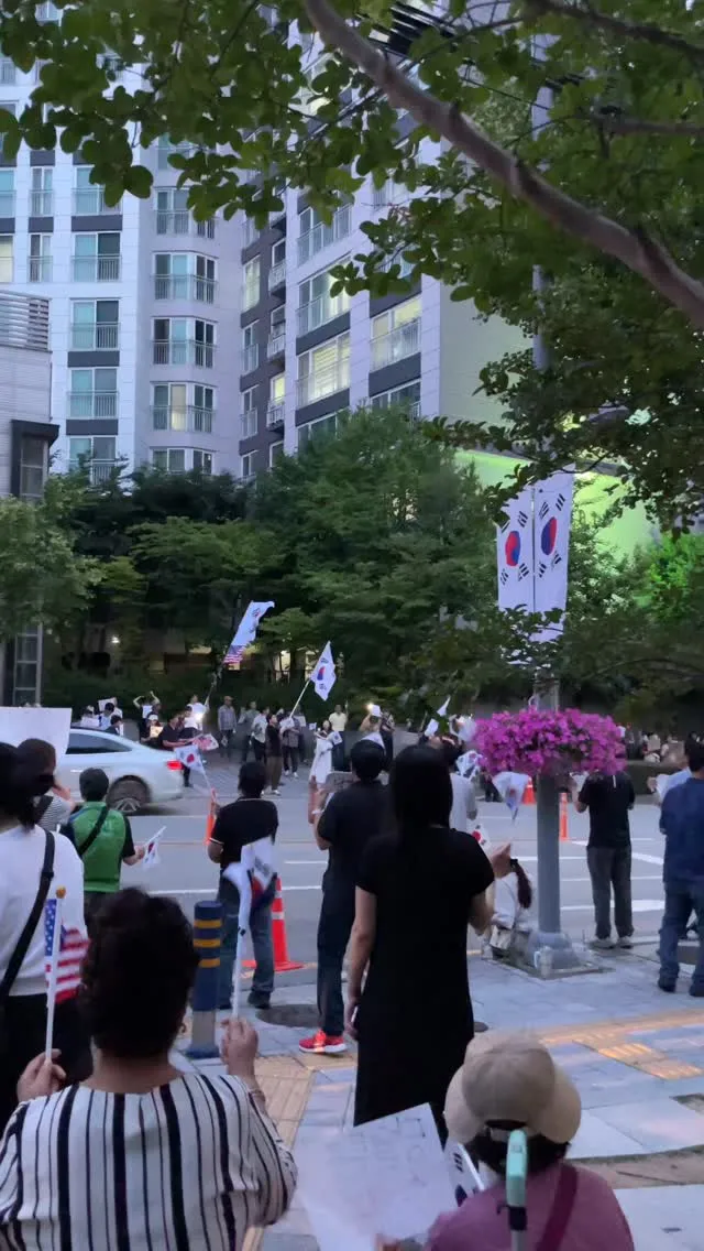 오늘은 제일 위쪽에서 쭈굴미 넘치게
흔들고 있읍니다🇰🇷
윗쪽은 아직까진 박자 잘맞아융 ㅋㅋㅋㅋㅋㅋ
