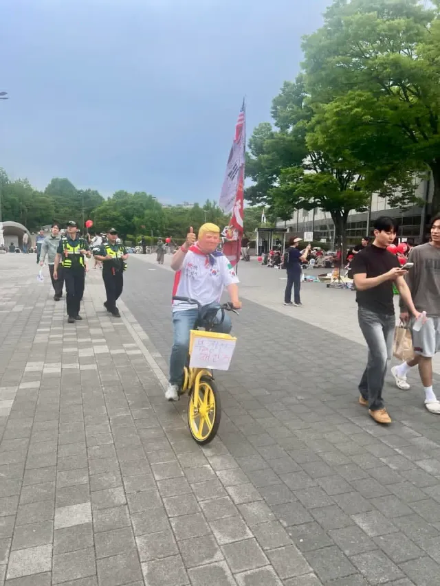트럼프 아저씨 오늘 일요일이라고 사복이다.