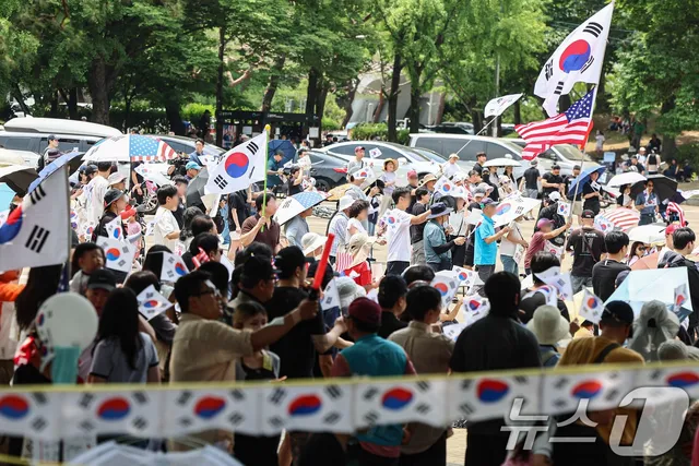 잠실 개표소 봉쇄 시위 관련 112신고 139건…하루 평균 35건

소란·오인 신고 95건 최다…교통불편·소음도 잇따라 강요·감금·취재진 폭행 