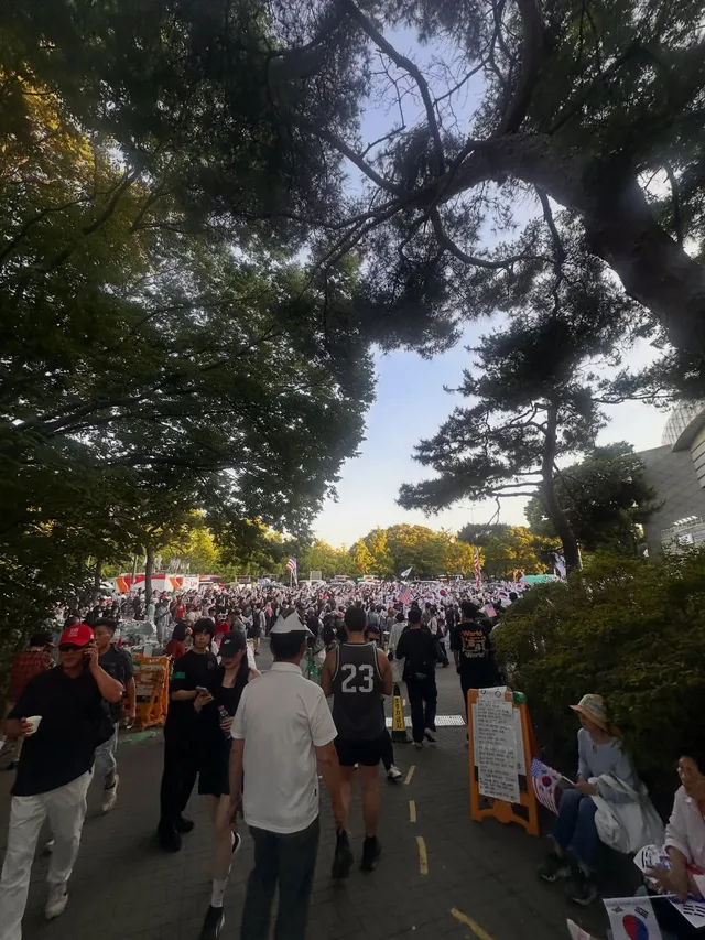 진짜 어르신분들 어린아이 그리고 귀여운 가나디 고먐미
우리 세대까지 모두 아울러 한마음 한 뜻으로 올공에서 외치며 얼마나 나라를 지키고 싶을지.