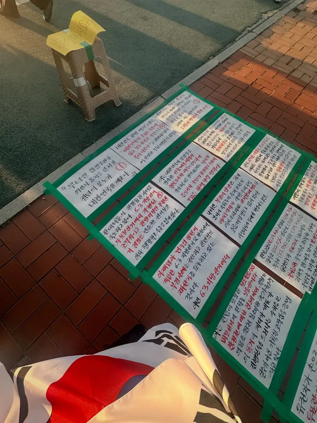 진짜 어르신분들 어린아이 그리고 귀여운 가나디 고먐미
우리 세대까지 모두 아울러 한마음 한 뜻으로 올공에서 외치며 얼마나 나라를 지키고 싶을지.