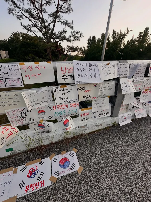 진짜 어르신분들 어린아이 그리고 귀여운 가나디 고먐미
우리 세대까지 모두 아울러 한마음 한 뜻으로 올공에서 외치며 얼마나 나라를 지키고 싶을지.
