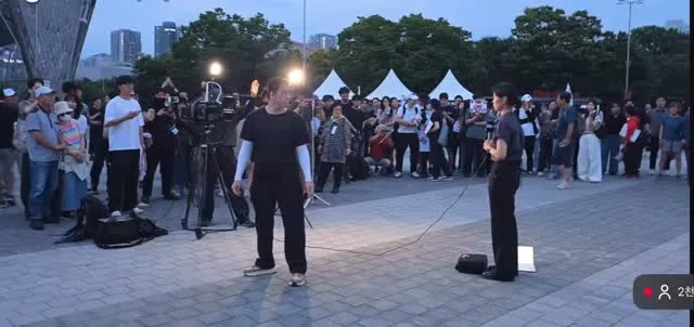 “눈물 쏙 빠지게 혼나는 중"… 올림픽공원 한복판, 에 등장한 SBS “, 망기토 해결사 무리에 둘러싸여 혼나는 현장 포착!