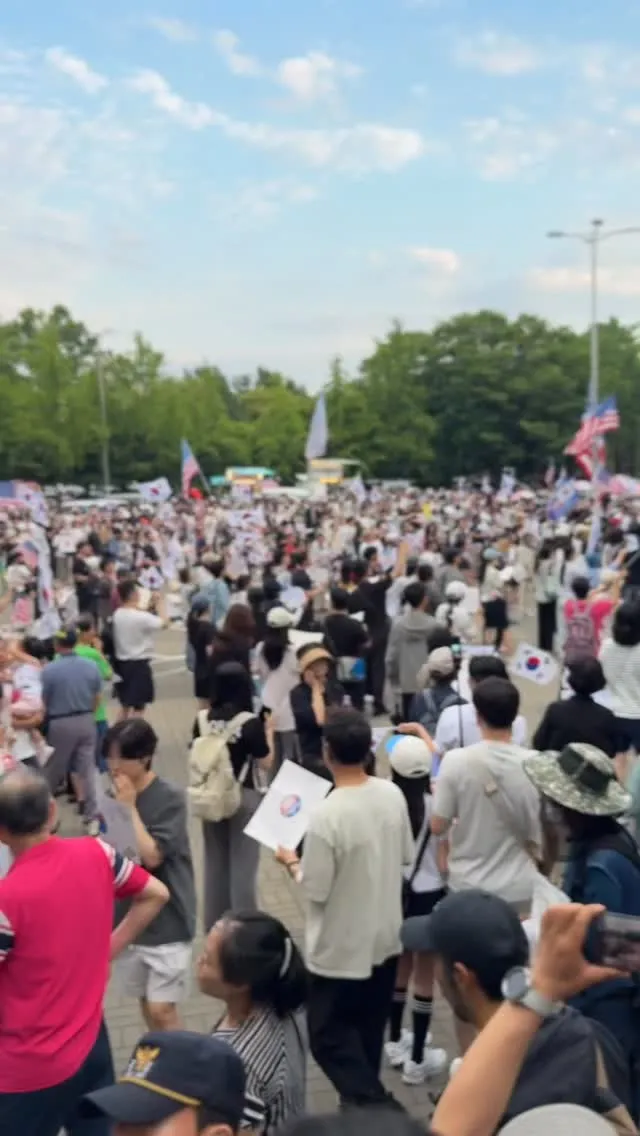 팔로우 늘리려는 게 아닙니다.
제 생각에 동의한다면
이 글을 많은 사람들이 읽을 수 있도록
리포스트 해주세요

오늘도 올림픽 공원 갔다왔습니다.