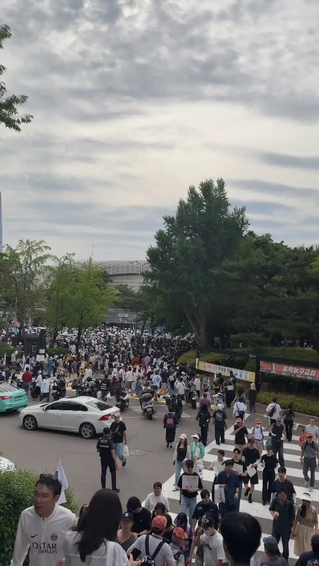 가족모임 있어서 발만 동동 거리다가 도착.
신호가 안터지니까 주차장쪽으로 나와서 폰 껐다 다시 키면 잘됩니다.