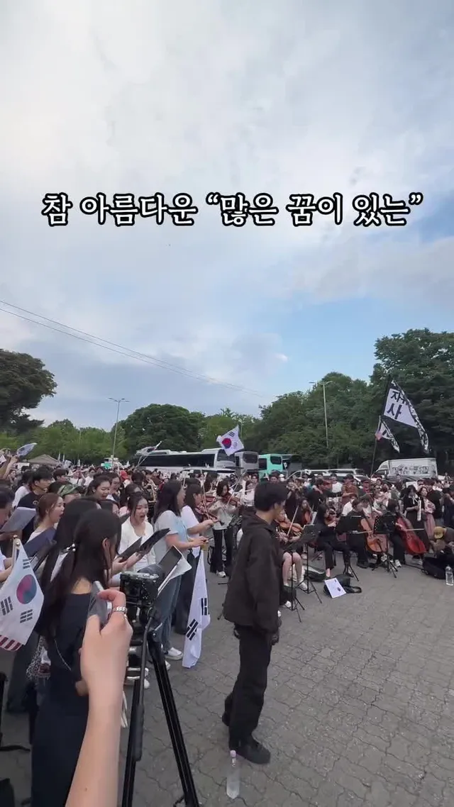듣고야 말았어.. 성덕은 눈물이😭😭

🇰🇷 아름다운 나라 🇰🇷
 🌸"참 아름다운 많은 꿈이 있는”
이 땅에 태어나서 행복한 내가 아