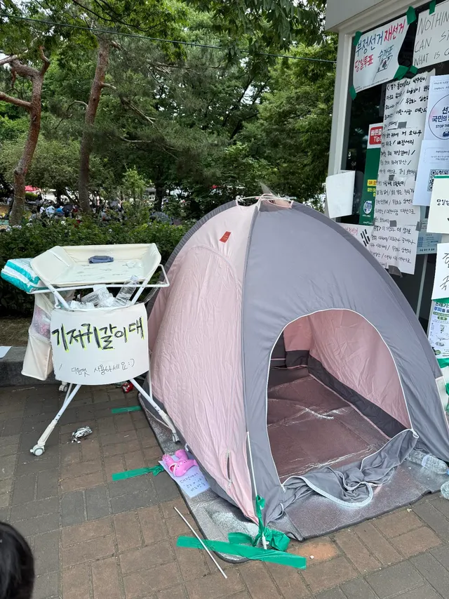 오늘 올림픽 공원 다녀왔다 
앞에서 열심히 태극히 흔드시는분들 땀뻘뻘 흘리시던데 너무 감사하면서도 대단함 ㅜㅜㅜ 담에가면 모자좀 사가서 나눠드려