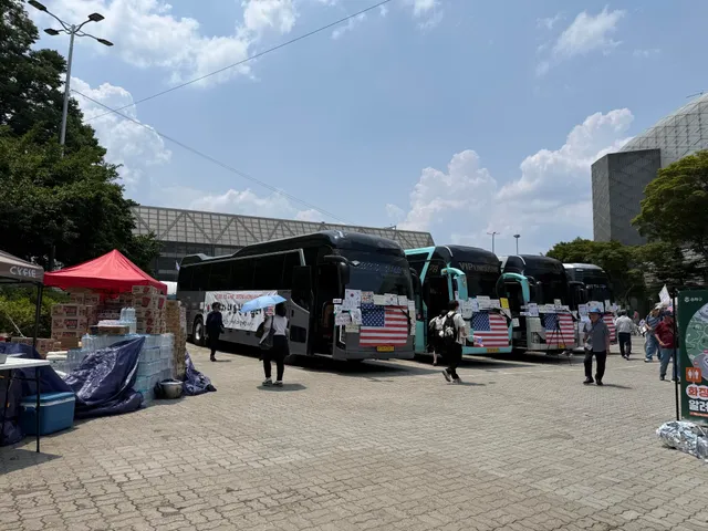 오늘 올림픽 공원 다녀왔다 
앞에서 열심히 태극히 흔드시는분들 땀뻘뻘 흘리시던데 너무 감사하면서도 대단함 ㅜㅜㅜ 담에가면 모자좀 사가서 나눠드려