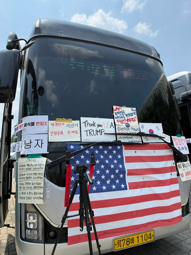 오늘 올림픽 공원 다녀왔다 
앞에서 열심히 태극히 흔드시는분들 땀뻘뻘 흘리시던데 너무 감사하면서도 대단함 ㅜㅜㅜ 담에가면 모자좀 사가서 나눠드려