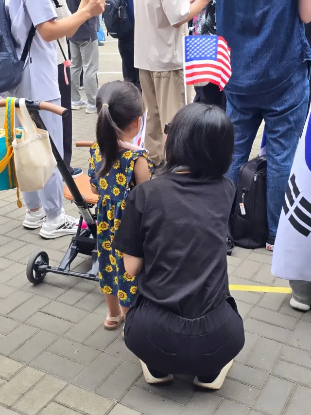 어제에 이어 오늘 또 방문했습니다
가족단위도 많아서 다행입니다
우리 모두 용기를 잃지 맙시다

#잠실민주화운동 #올공 #부정선거 #재선거 #멸공
