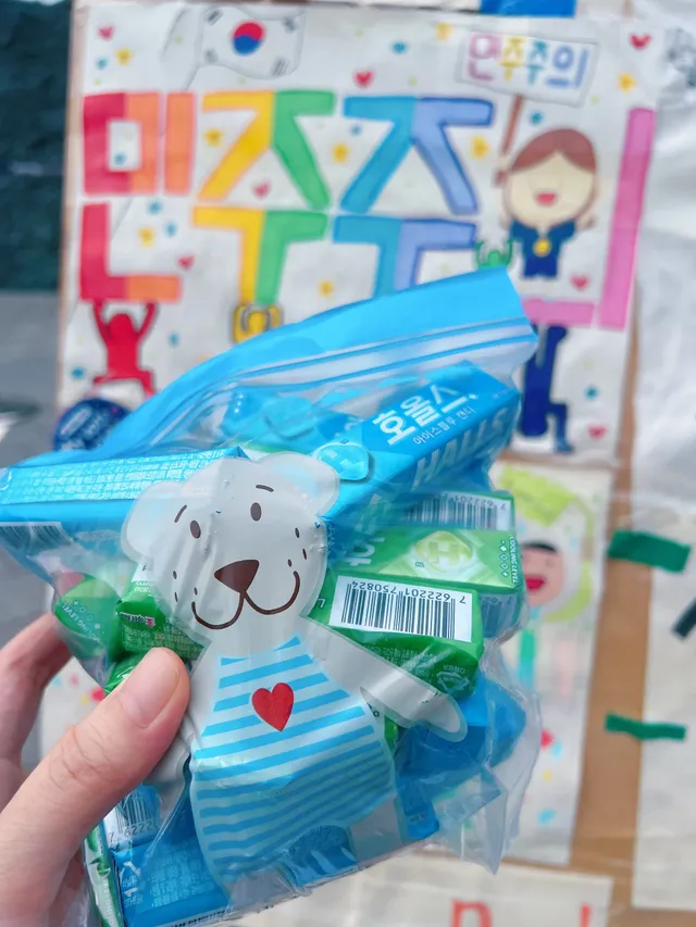 올공 쓰레기 분리수거 자원봉사 하신분이,
더러워진 옷과 신발 때문에 집에가는 대중교통에서
냄새나서 사람들에게 피해줄까봐 눈치봤다는 글을 봤다. 