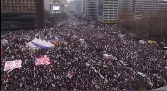 뉴스에 미송출 되었던
과거 탄핵반대집회입니다.
저희같은 애국의 마음을 가지고 나와주셨던 
할머니 할아버지 분들입니다.

정말 엄청난 규모였습니다