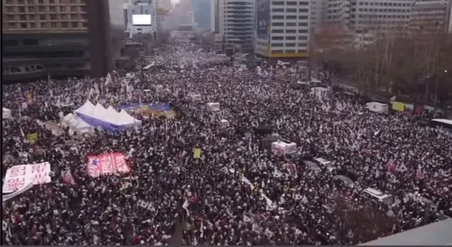 뉴스에 미송출 되었던
과거 탄핵반대집회입니다.
저희같은 애국의 마음을 가지고 나와주셨던 
할머니 할아버지 분들입니다.

정말 엄청난 규모였습니다