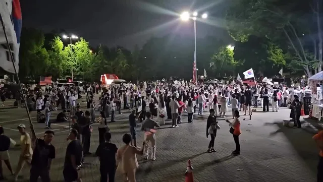 실시간 잠실 올림픽공원 일부분
사람이 줄긴 했으나 다들 열심히 외치는 중
