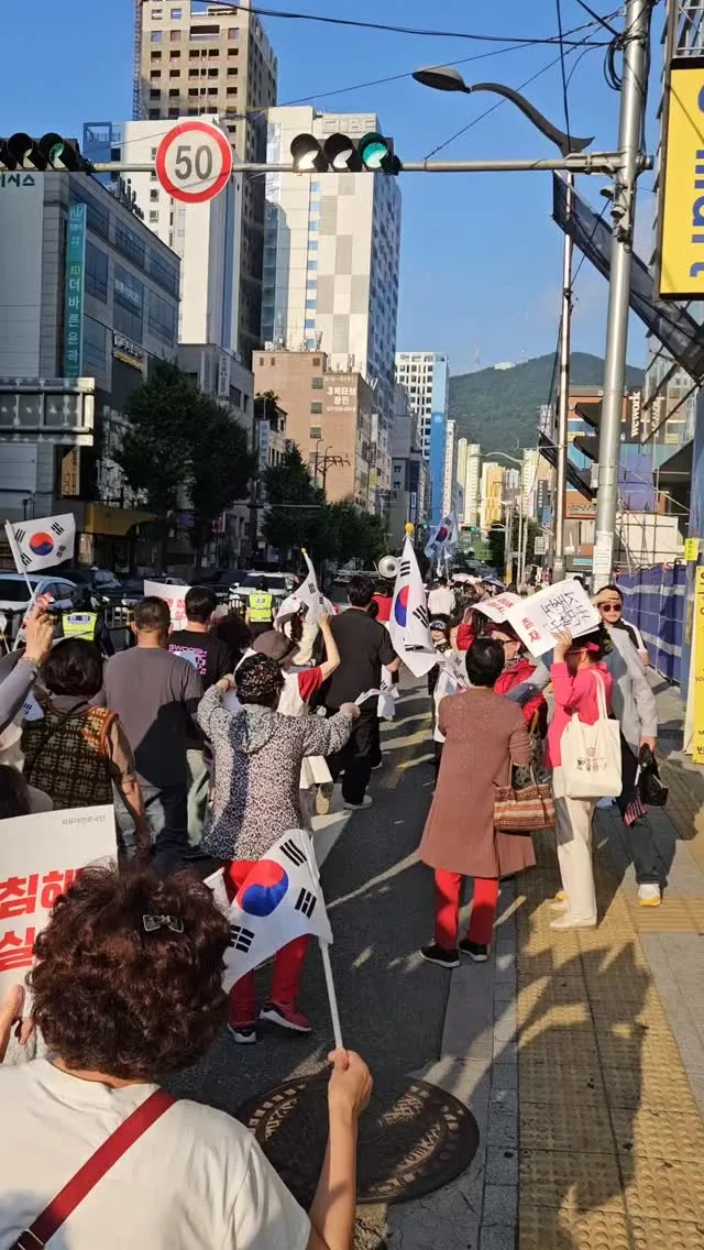 실시간) 오후 5시 부산 서면 하트광장 실화냐? 부산이 들고 일어났다!!

주진우 의원님 오늘 오셨는데, 서면이 순식간에 뜨거운 열기로 뒤덮였다
